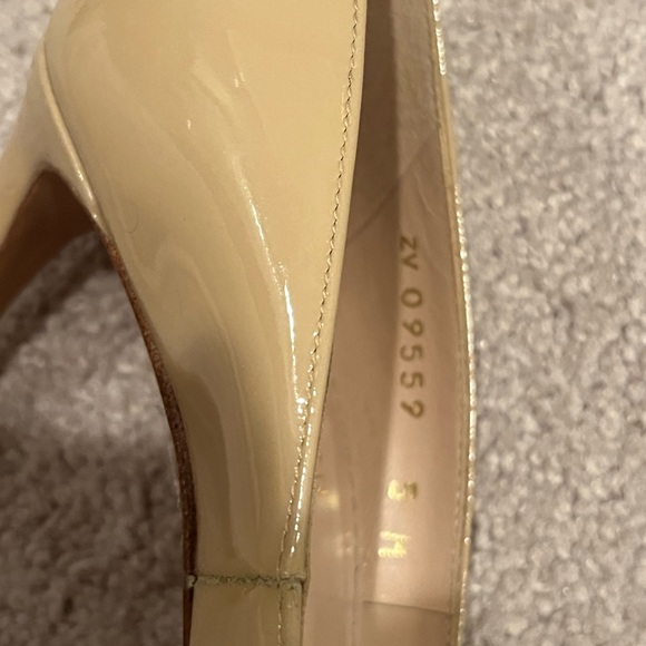 Stuart Weitzman 100 Pump excellent condition worn only once - Picture 5 of 7